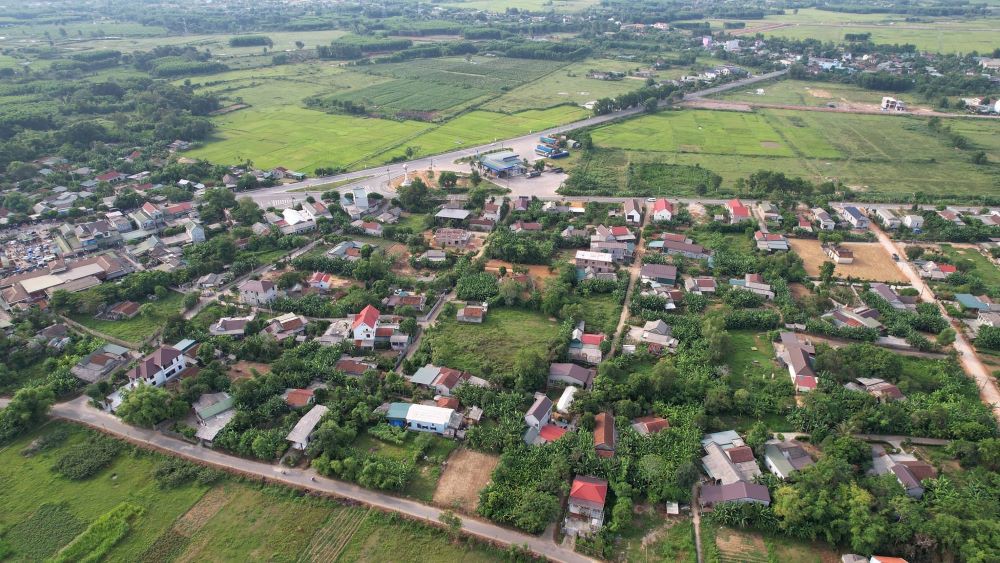 X&oacute;m nh&agrave; tranh qu&ecirc; t&ocirc;i h&ocirc;m nay đ&atilde; l&ocirc; nh&ocirc; nh&agrave; tầng - Ảnh: L.Đ.D